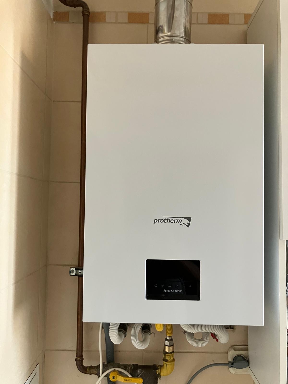 Prace instalacyjne w nowoczesnej kotłowni